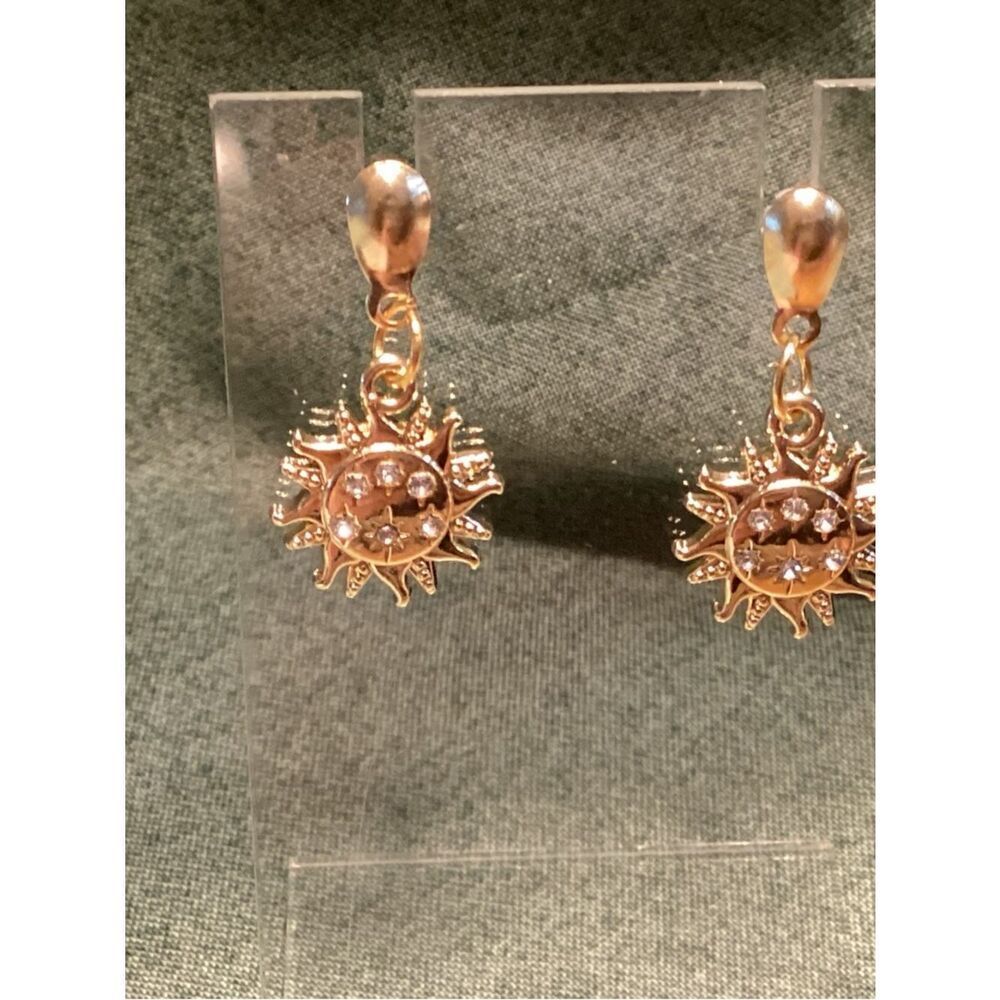 NWOT. Goldtone Sunburst  Earrings -
